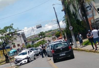 Três veículos envolvem-se em acidente em Cruzeiro