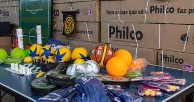 Prefeitura de São Sebastião entrega ares-condicionados e materiais esportivos para alunos de escola em Barra do Una