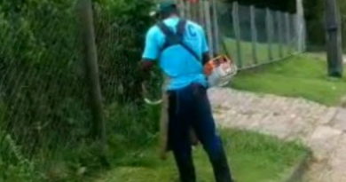 Funcionário da prefeitura de Cunha é fotografado pelo prefeito cortado grama em sua residência