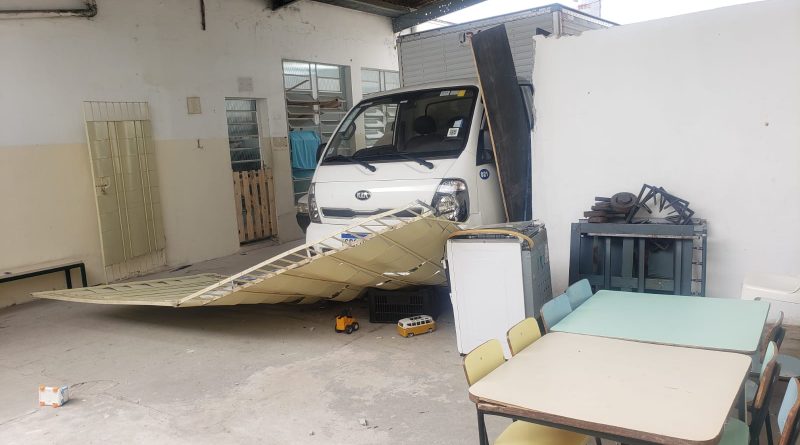 Caminhão causa acidente na creche Santa Luzia em Cruzeiro: aluno sofre ferimentos leve
