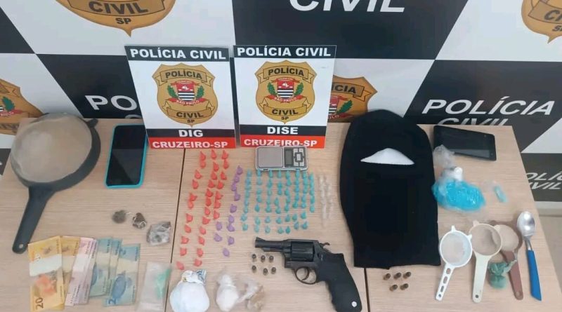 Operação Policial em Cruzeiro, SP desmantela associação criminosa e apreende drogas e armas